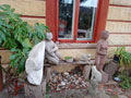 Skulpturengruppe am Fenster